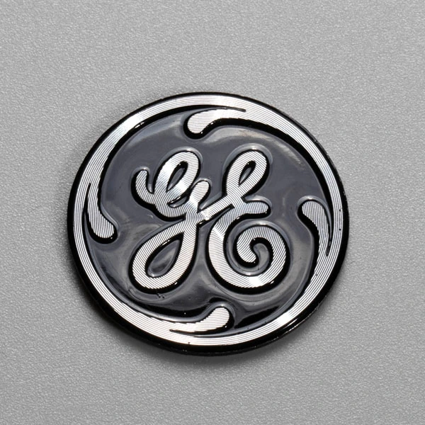 Resalte el logotipo de aluminio