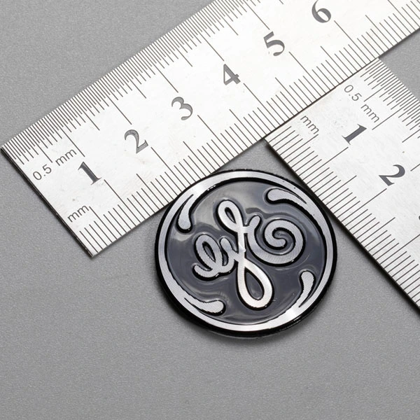 Resalte el logotipo de aluminio