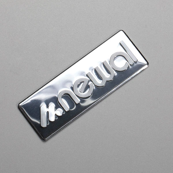 Adhesivo de aluminio con logotipo.