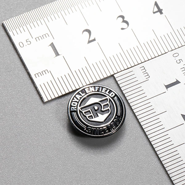 Insignia de calcomanía con logotipo de níquel en relieve 3D de marca de lujo