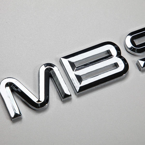 Logotipo plateado cromado del color del espejo de plata automotriz del emblema 3D del ABS