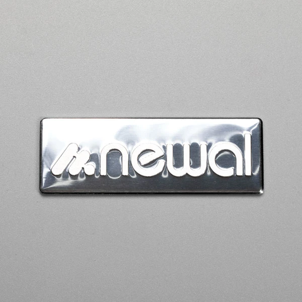 ¿Cómo mejora una pegatina de aluminio con logotipo la marca y la durabilidad del producto?