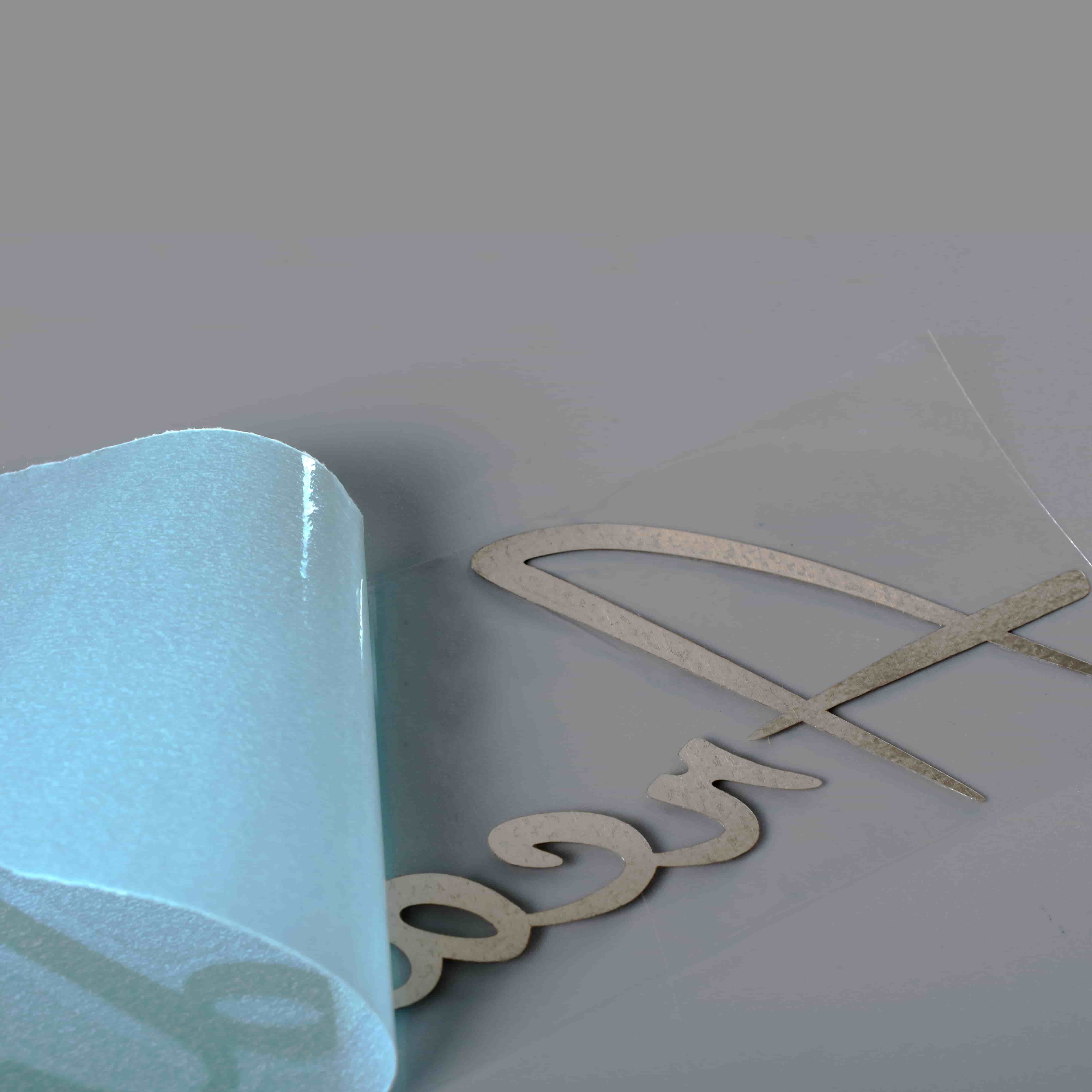 Logotipo de electroformado adhesivo de níquel en relieve