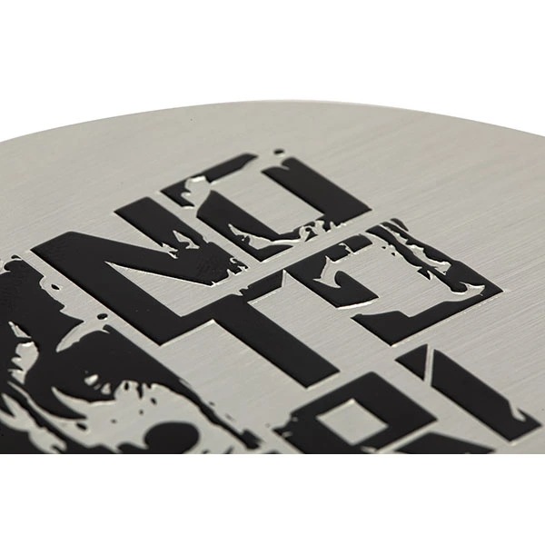 Etiqueta en relieve de aluminio