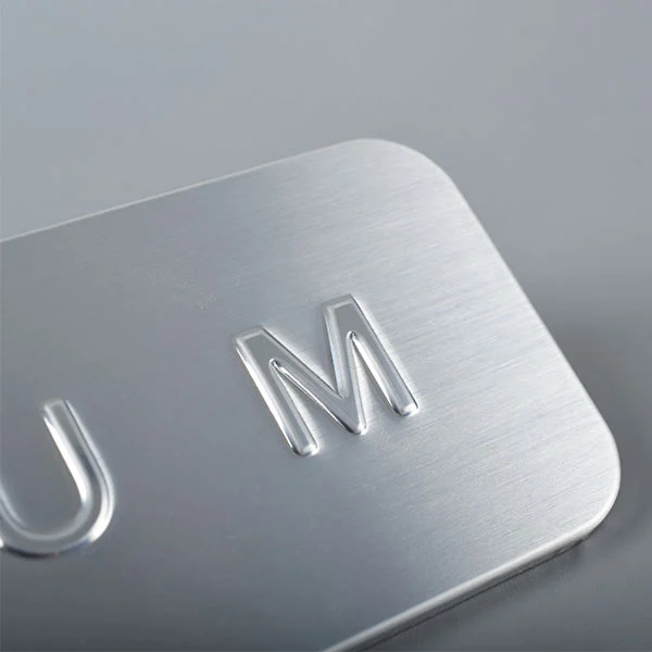Etiqueta de aluminio impresa con marca.
