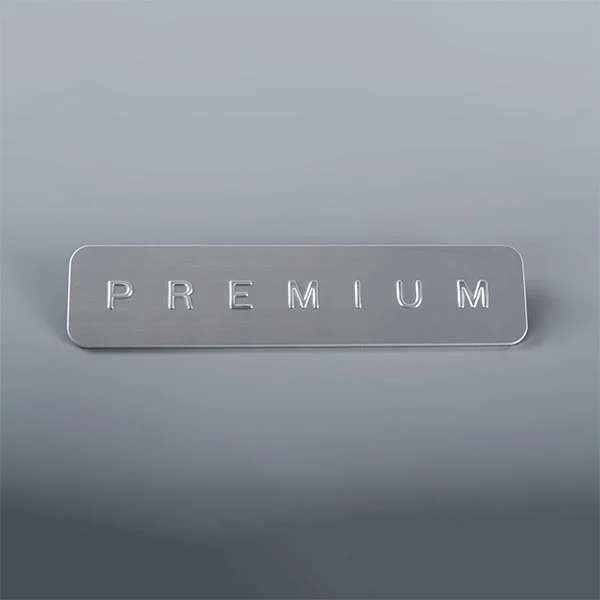 Etiqueta de aluminio impresa con marca.