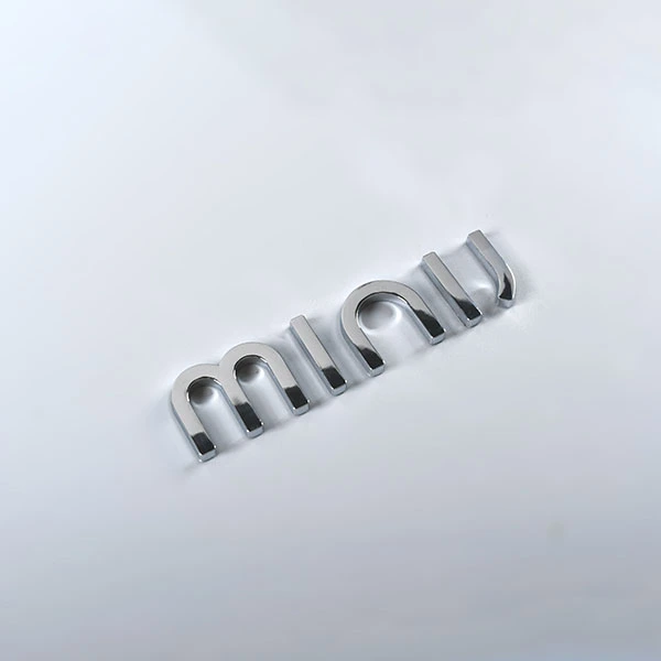 Insignia del logotipo del coche