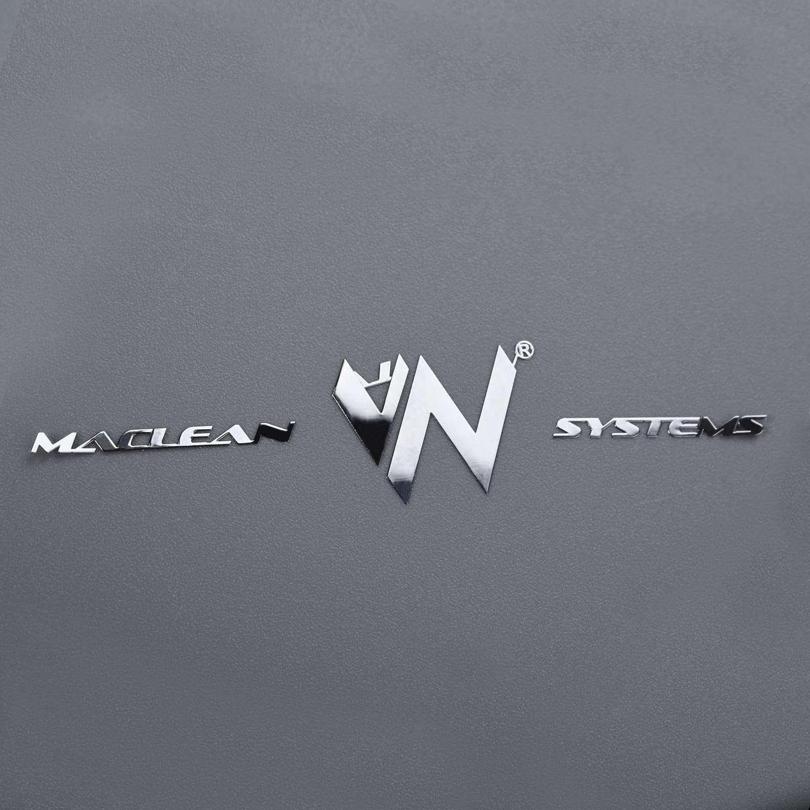Logotipo adhesivo de níquel en relieve