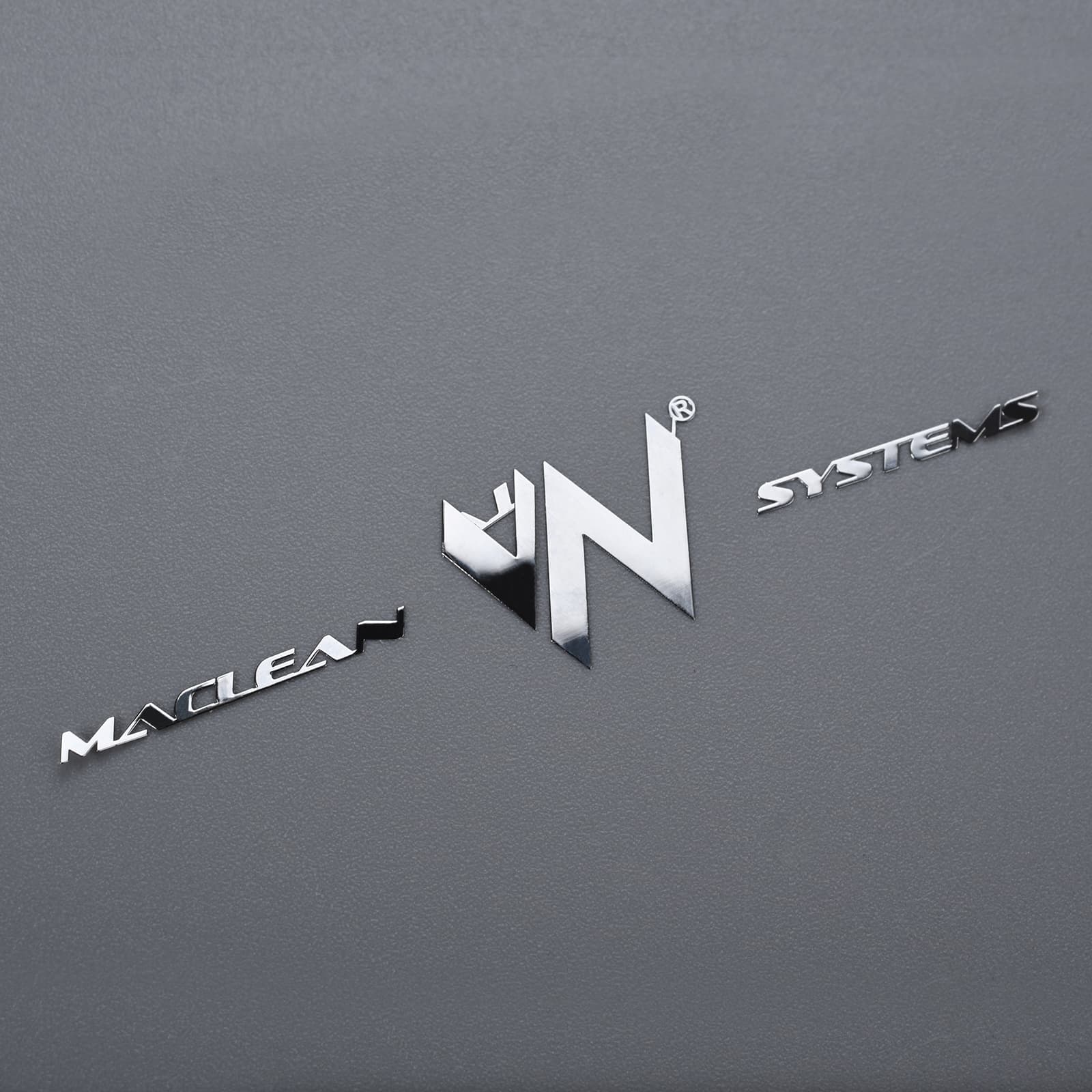 Logotipo adhesivo de níquel en relieve
