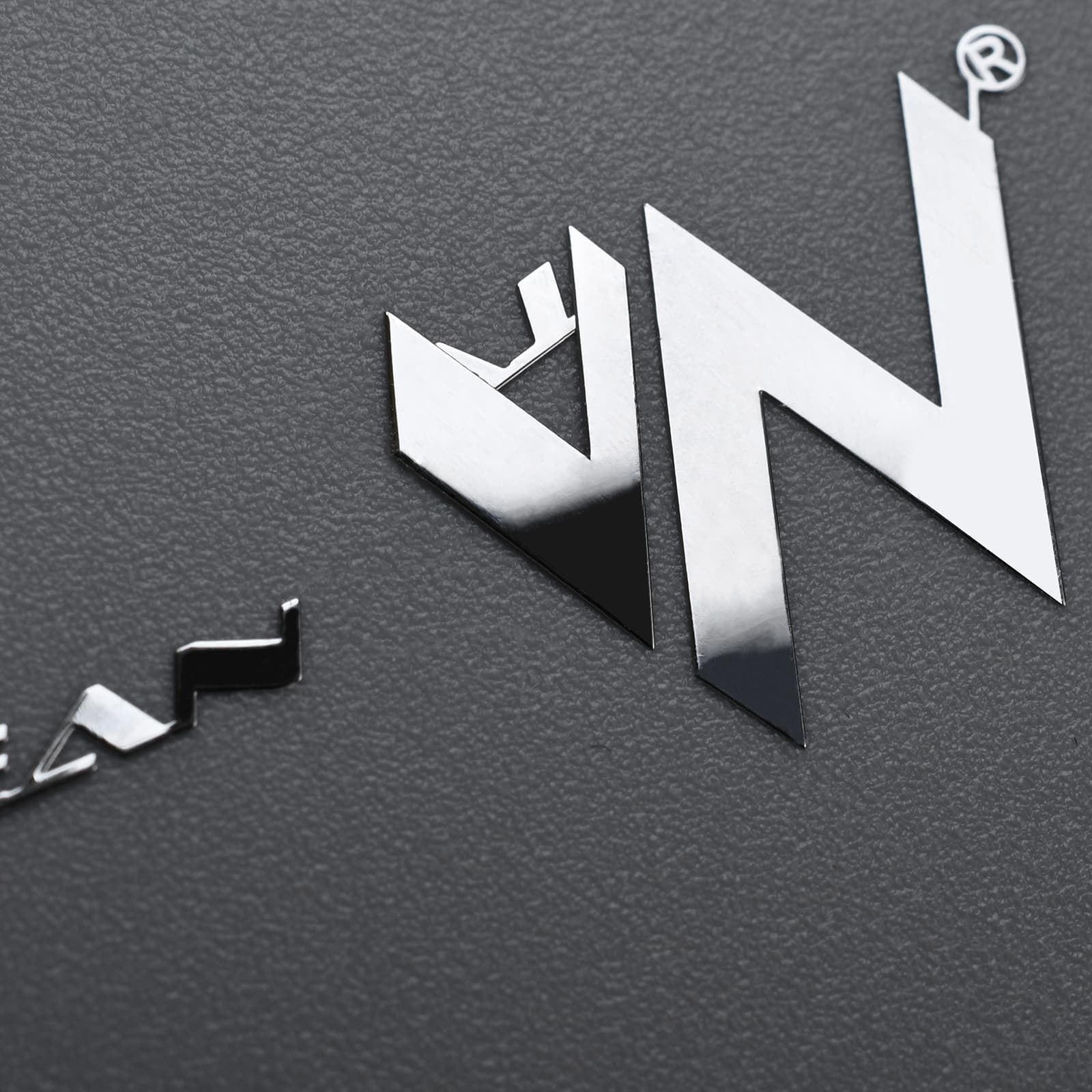 Logotipo adhesivo de níquel en relieve