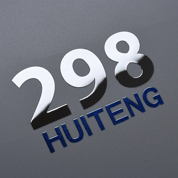 Etiqueta metálica con logotipo