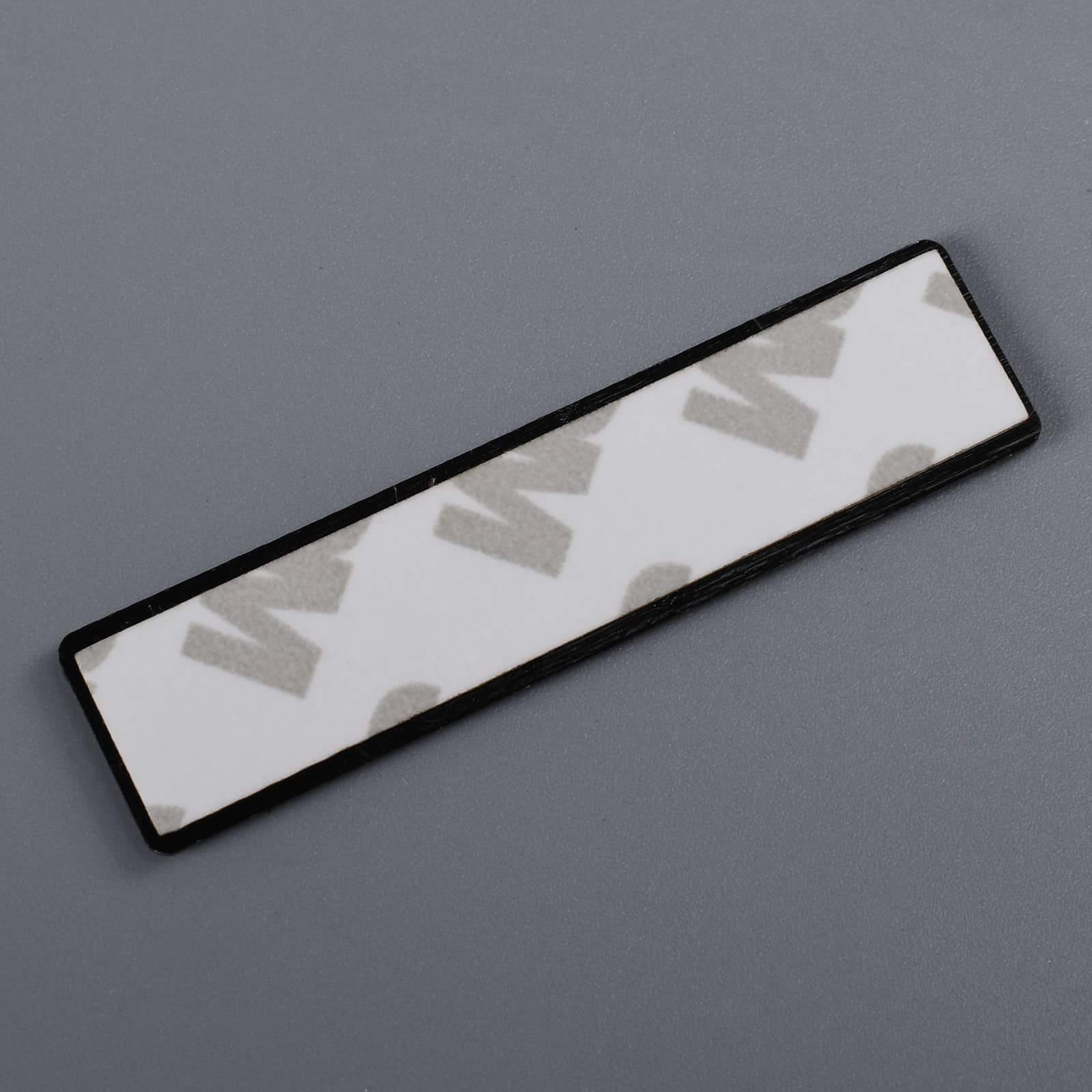 Etiqueta de nombre de aluminio cepillado en relieve 3d