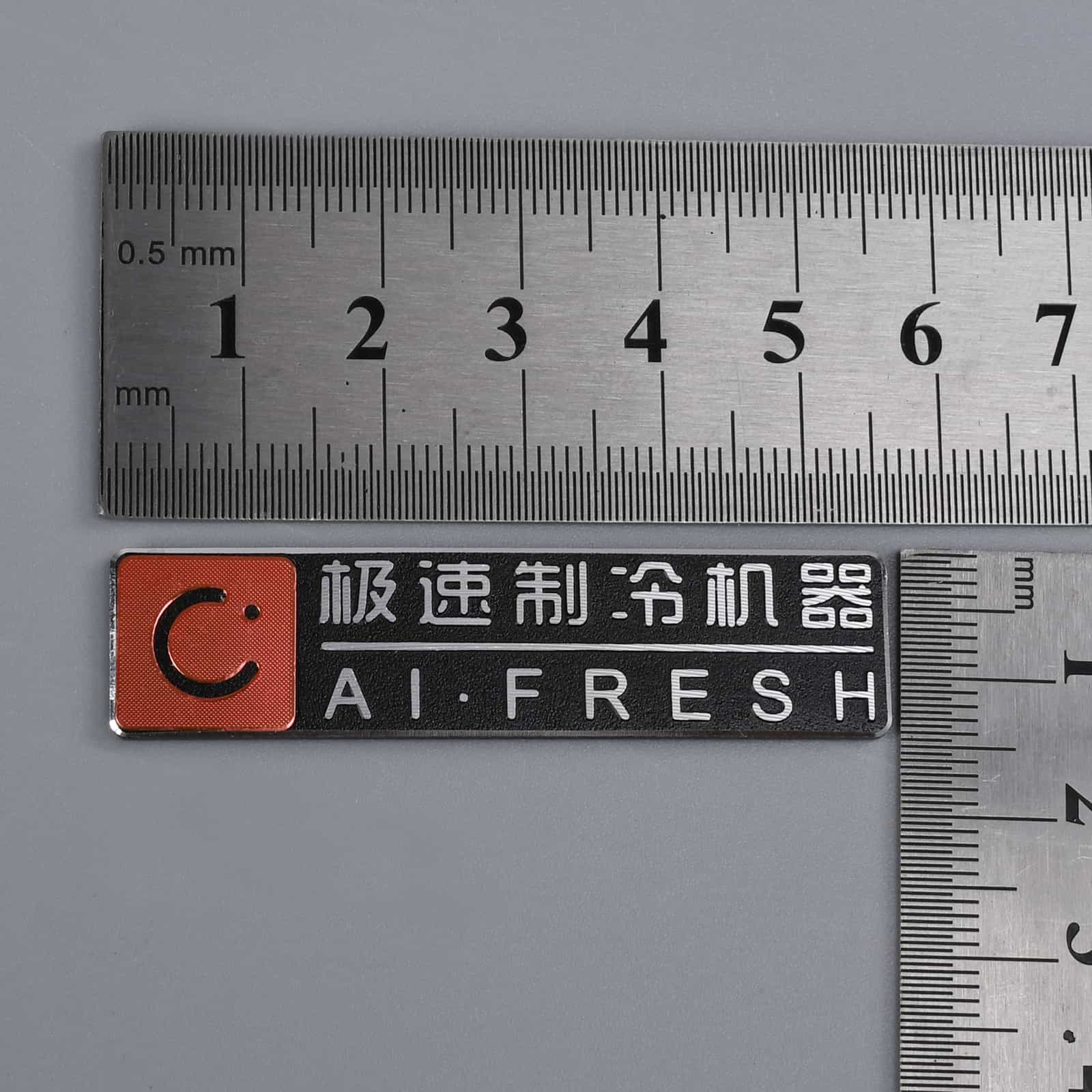 Etiqueta de nombre de aluminio cepillado en relieve 3d