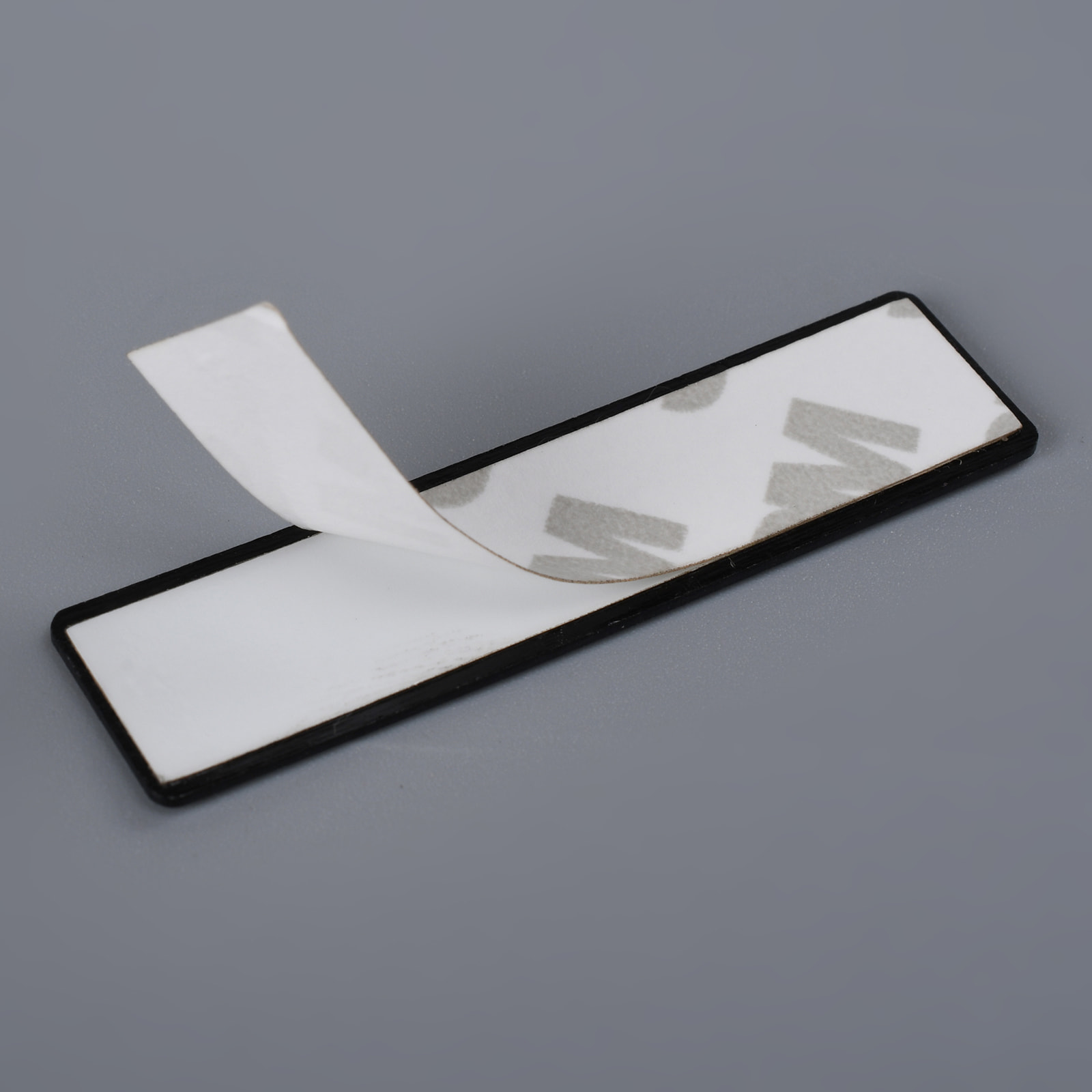 Etiqueta de nombre de aluminio cepillado en relieve 3d