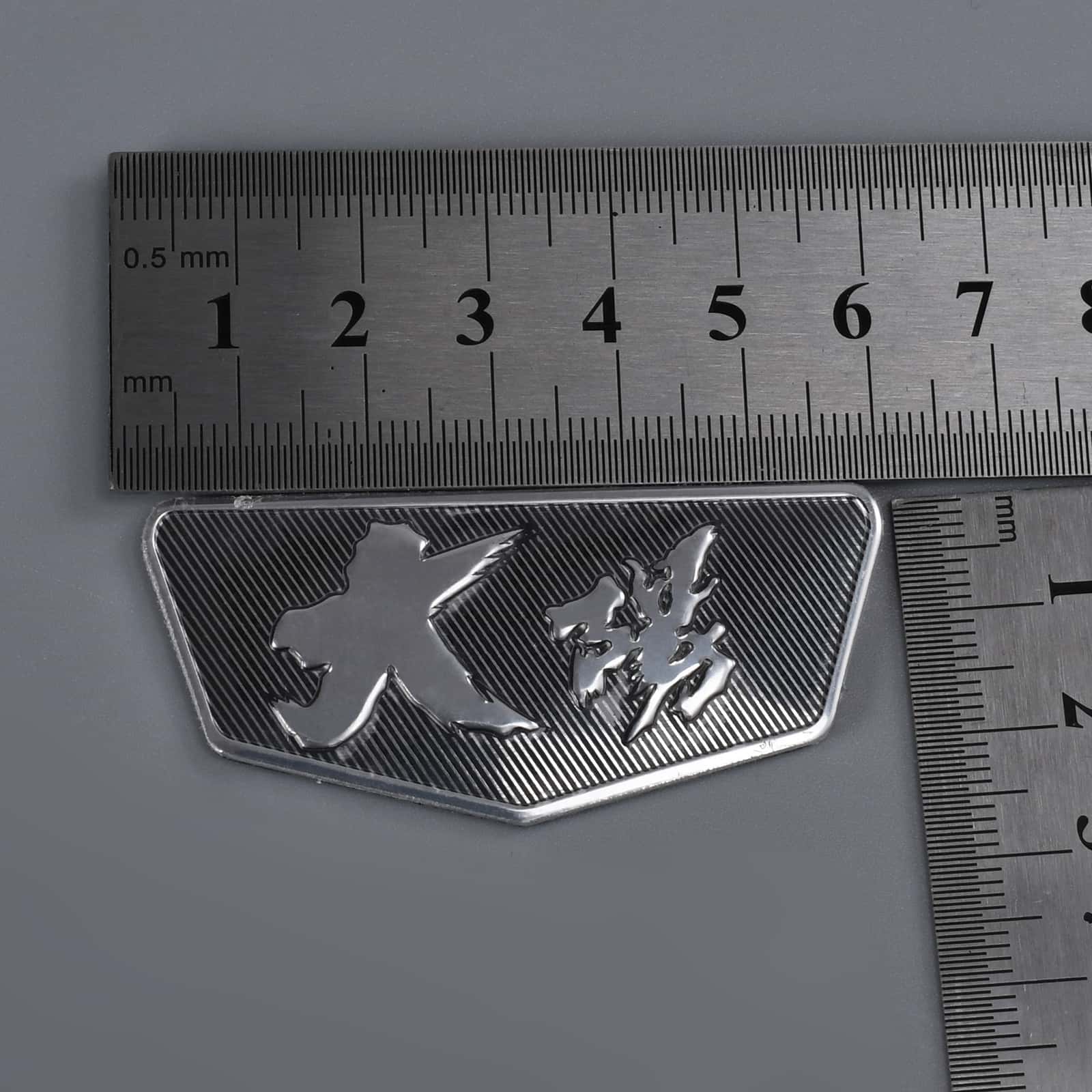 Logotipo de la marca Logotipo de aluminio destacado