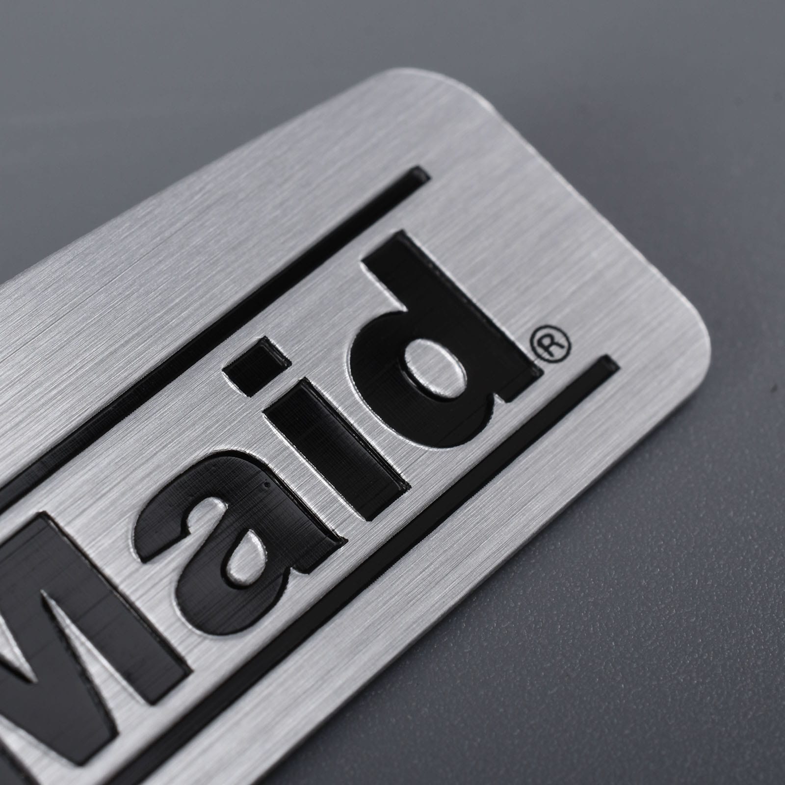 Etiqueta de logotipo de placa de aluminio cepillado en plata