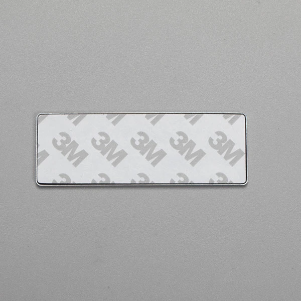 Adhesivo de aluminio con logotipo.