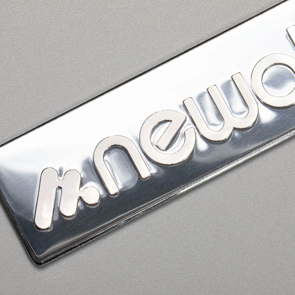 Adhesivo de aluminio con logotipo.