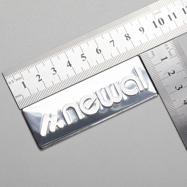 Adhesivo de aluminio con logotipo.