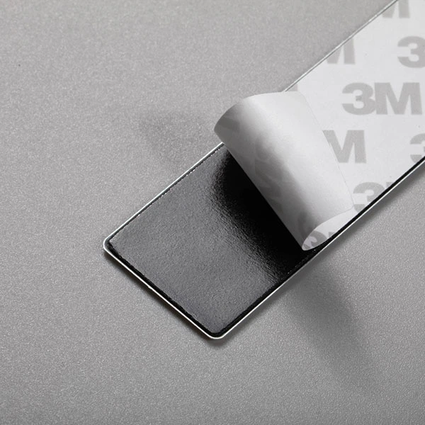 Adhesivo de aluminio con logotipo.
