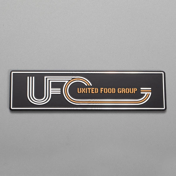 Placa de identificación de metal con logotipo