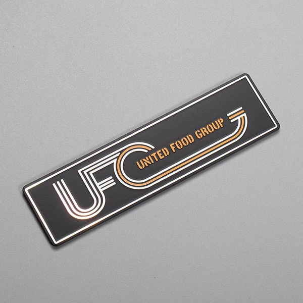 Placa de identificación de metal con logotipo