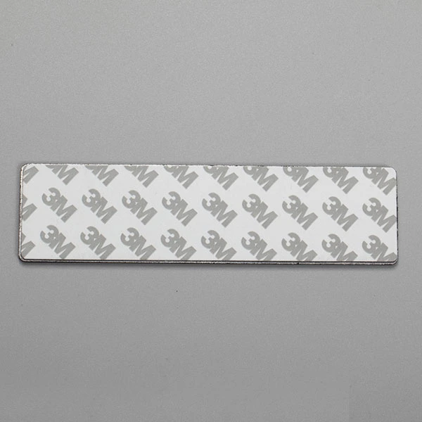Placa de identificación de metal con logotipo