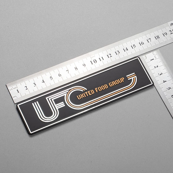 Placa de identificación de metal con logotipo
