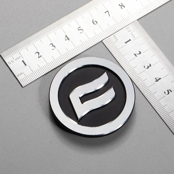 Etiquetas metálicas con logotipo