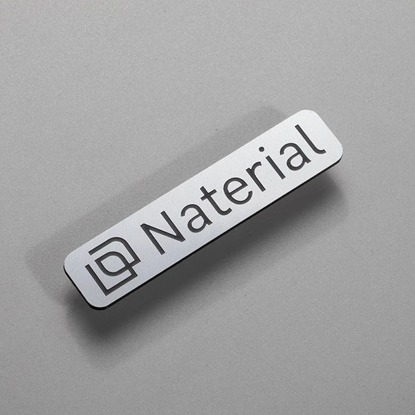 Placa metálica con logotipo