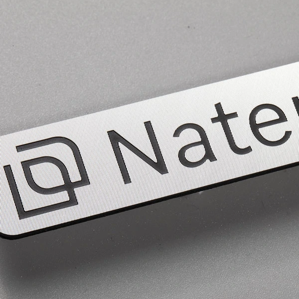 Placa metálica con logotipo