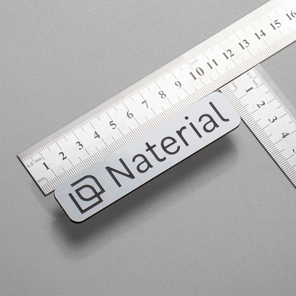 Placa metálica con logotipo