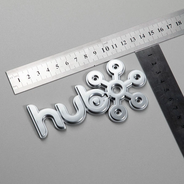 Etiqueta ABS con logotipo cromado