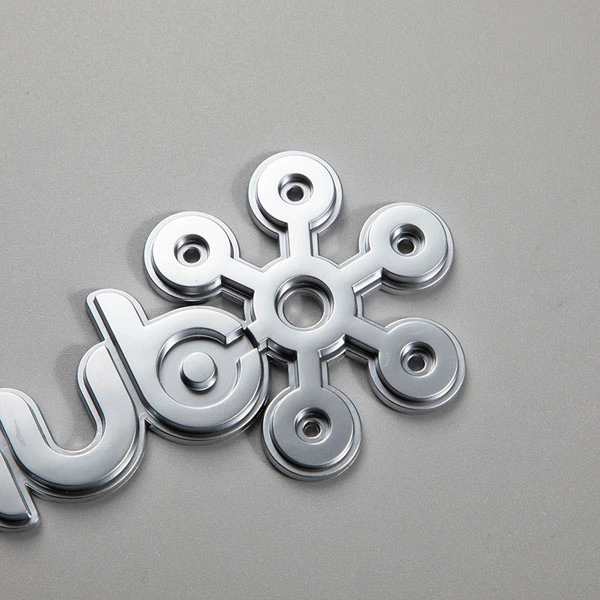 Etiqueta ABS con logotipo cromado