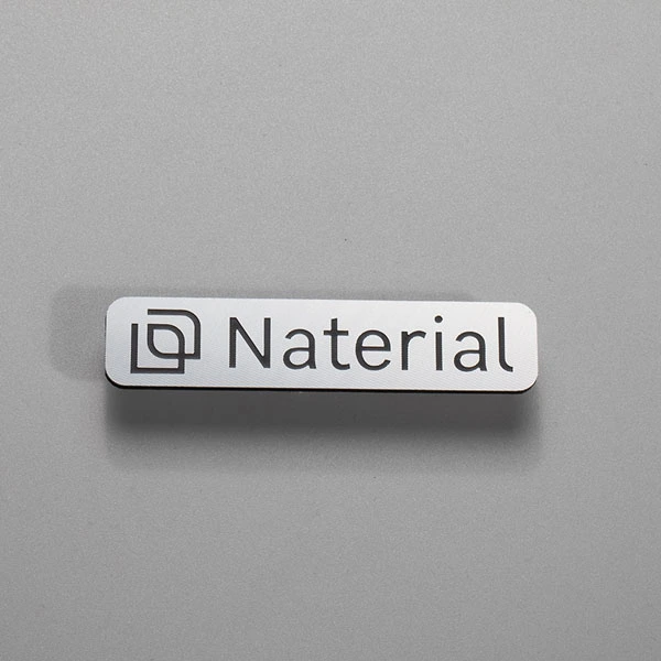 Placa metálica con logotipo
