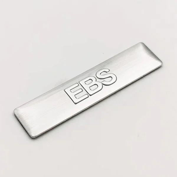 Logotipo de aluminio con placa de identificación de metal