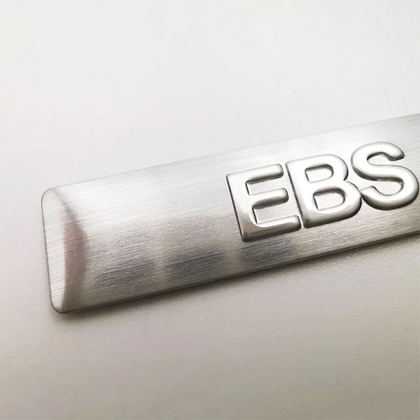 Logotipo de aluminio con placa de identificación de metal