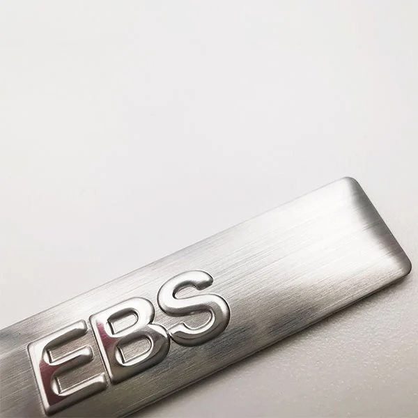 Logotipo de aluminio con placa de identificación de metal