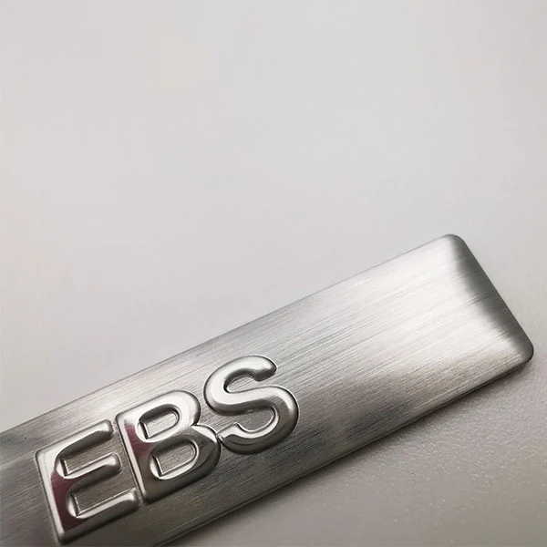 Logotipo de aluminio con placa de identificación de metal