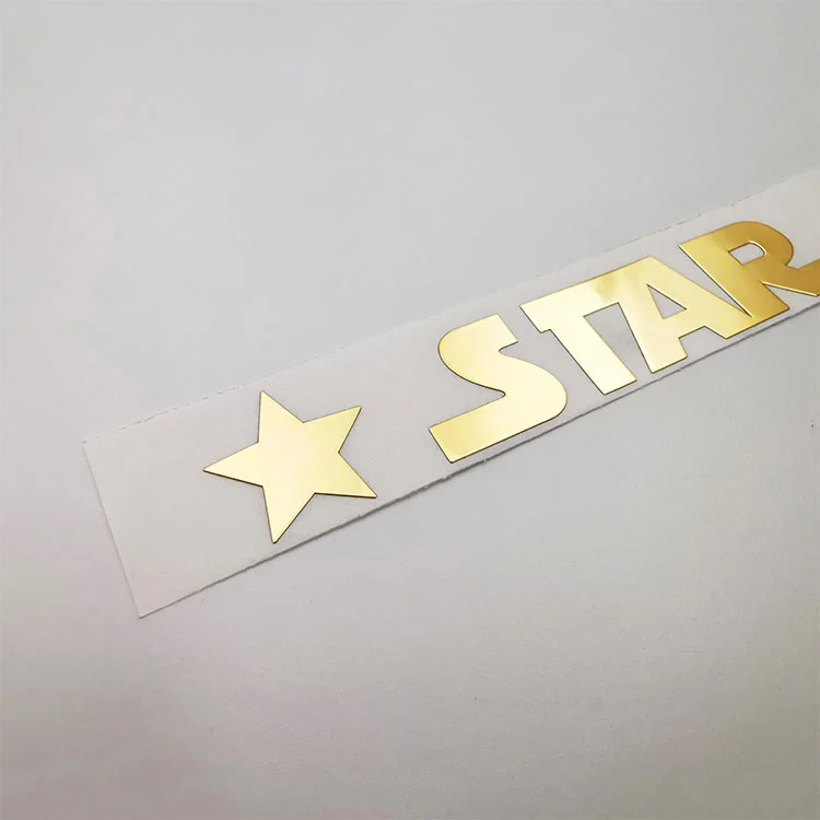 Logotipo de cromo de oro Sricker