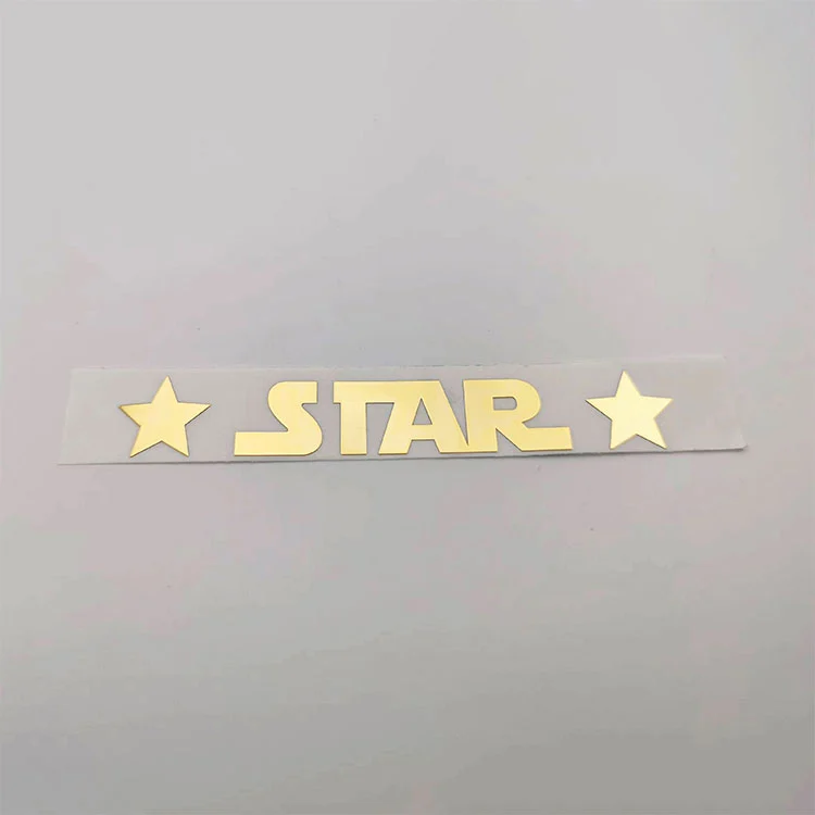 Logotipo de cromo de oro Sricker
