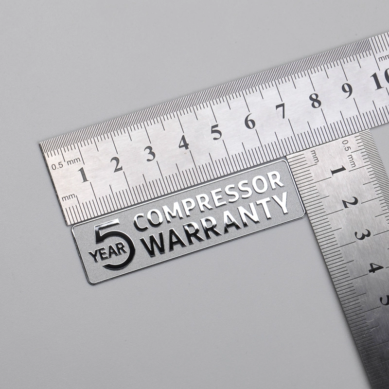Logotipo cromado de etiqueta de galvanoplastia de metal con fondo de textura