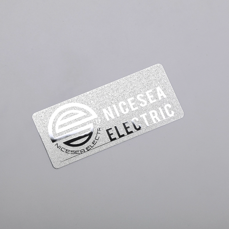 Etiqueta adhesiva con logotipo plateado cromado y níquel con adhesivo 3M