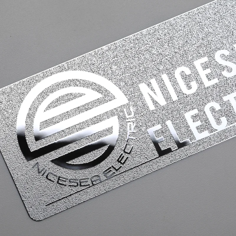 Etiqueta adhesiva con logotipo plateado cromado y níquel con adhesivo 3M