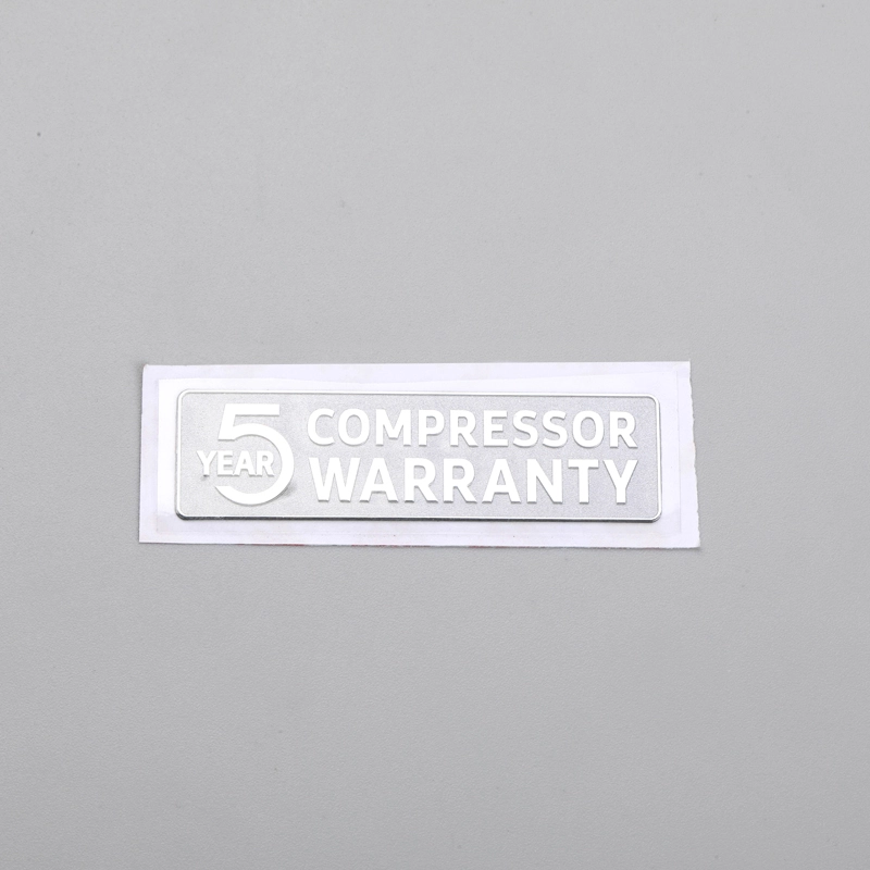 Logotipo cromado de etiqueta de galvanoplastia de metal con fondo de textura