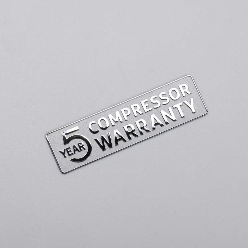 Logotipo cromado de etiqueta de galvanoplastia de metal con fondo de textura