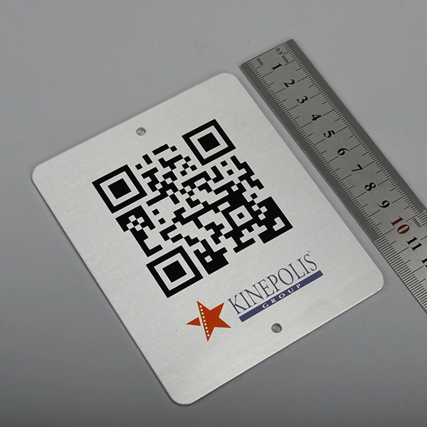 Etiqueta de aluminio con código QR.