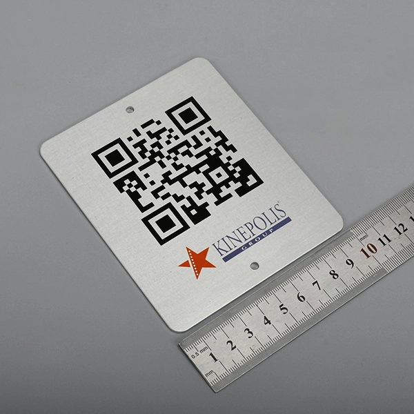 Etiqueta de aluminio con código QR.