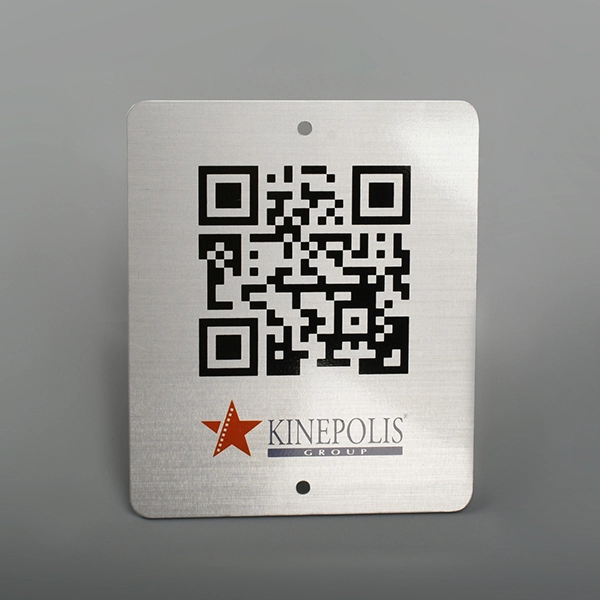 Etiqueta de aluminio con código QR.